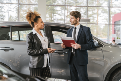 Femme achetant une voiture d'occasion